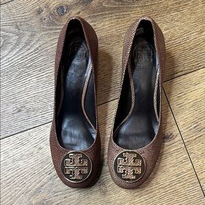 Tory Burch Speckled Brown Heels with Goldtone logo Size 8M